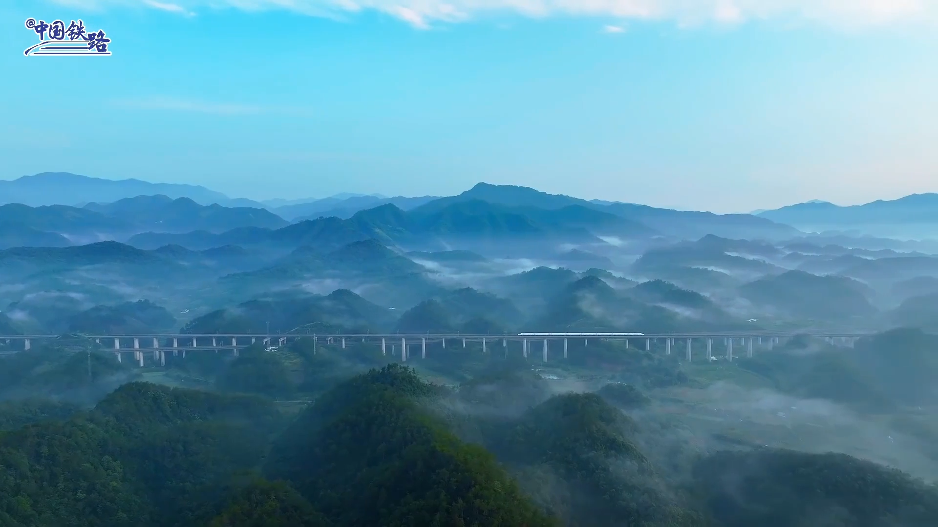 江山如画具象化!高铁穿越云海如驶入水墨画