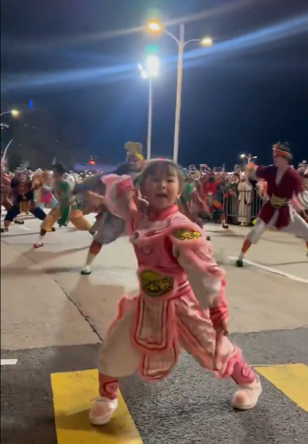 7岁小孩姐英歌舞C位登场