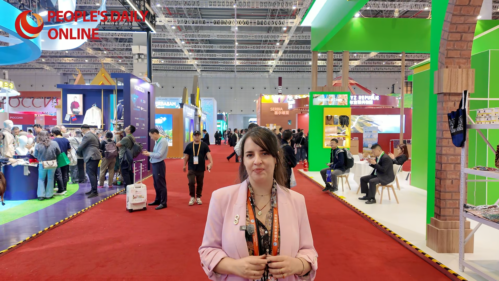 品酒试衣开开车……希腊姑娘体验进博“洋”产品